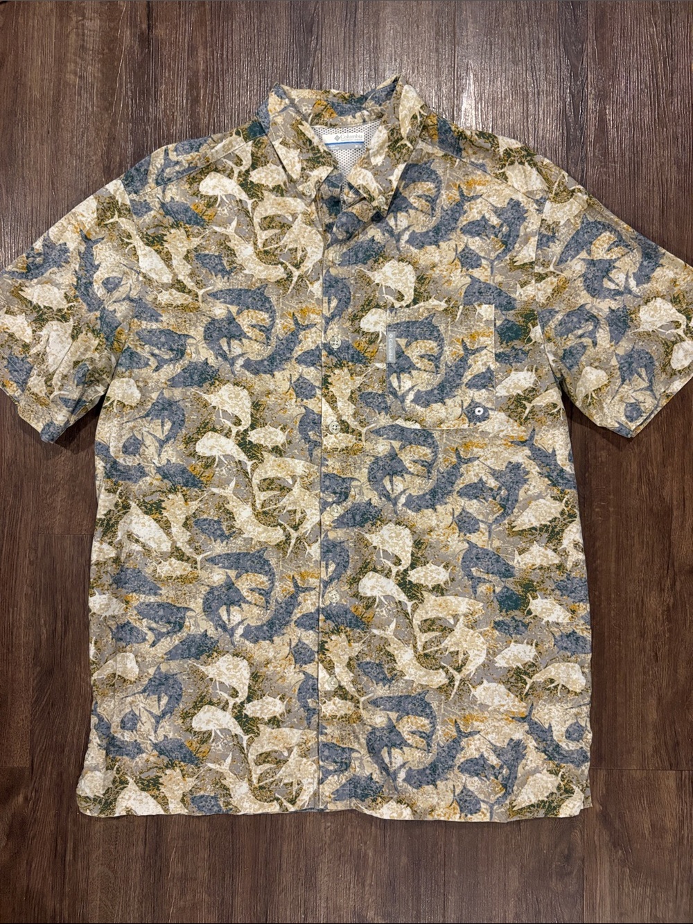 Columbia men’s medium short sleeve button-down fishing shirt sharks